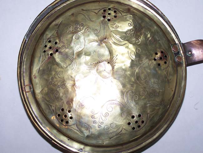 An English Engraved Brass Bed Warming Pan with turned Fruitwood Handle circa 1780. — image 3